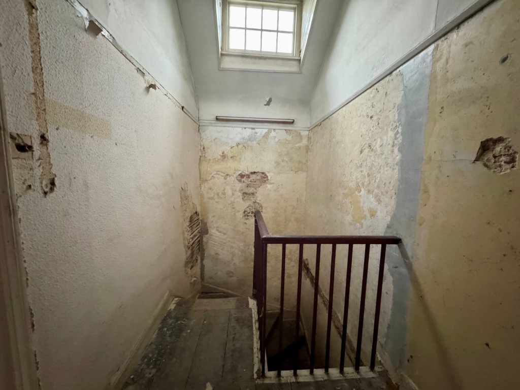 Lot: 60 - DOUBLE FRONTED PERIOD BUILDING IN CITY LOCATION - Top floor stairwell